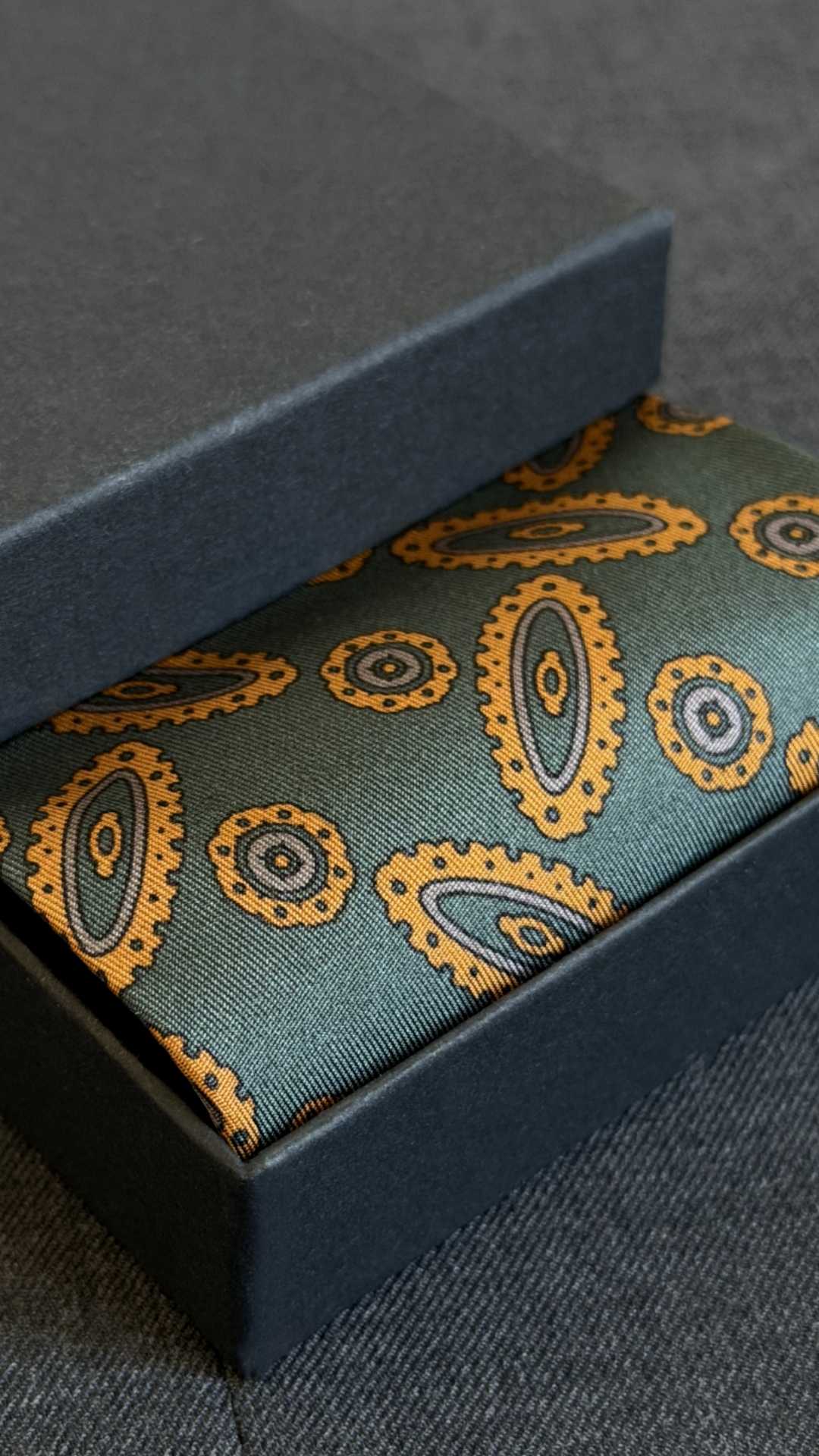 GOLD LAUREL